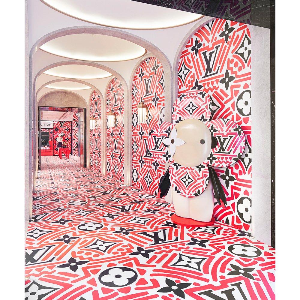 INSTORE_ESP's tweet photo. Louis Vuitton sigue apostando por la tienda física y lo demuestra con aperturas de pop-up stores tan espectaculares como el de Harrods. #popup #Harrods #LouisVuitton 
https://t.co/hosaFwTldN https://t.co/K4ucDy6LeJ