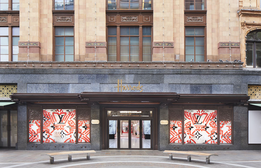 INSTORE_ESP's tweet photo. Louis Vuitton sigue apostando por la tienda física y lo demuestra con aperturas de pop-up stores tan espectaculares como el de Harrods. #popup #Harrods #LouisVuitton 
https://t.co/hosaFwTldN https://t.co/K4ucDy6LeJ