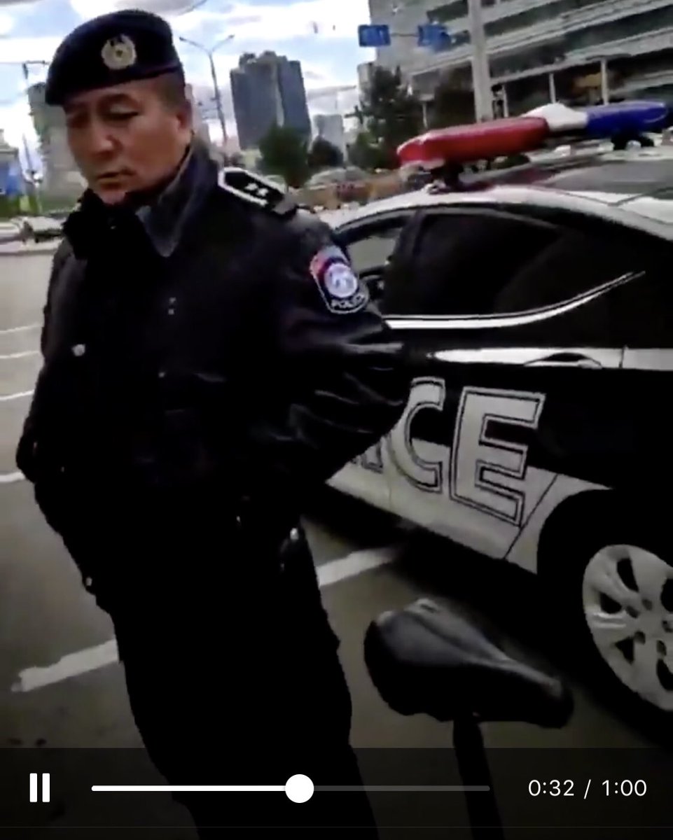 Цагдаа-иргэний харилцаа

-Яагаад шалгах гээд байгаа чинь сонин байна?
-Одоо сонирхуулна аа!
-Машинд суучих!
-Яалаа гэж?
-Зүлгэн дээр гишгэсэн!
-Хамт явчих!
-Яагаад?
-Хүн амины сэжигтэнтэй төстэй царайтай!