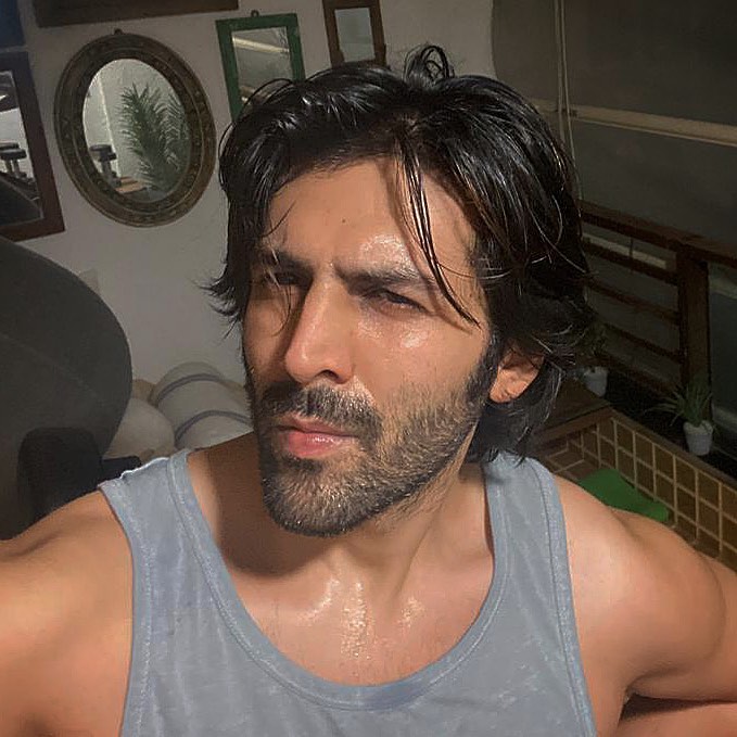 HydTimes's tweet photo. When you see your friend look fab and start working out at midnight @TheAaryanKartik 

#midnightworkout #stayathomewoes #PyarKaPunchnama #KartikAaryan #BollywoodDrugDebate https://t.co/CFAfasPnqm