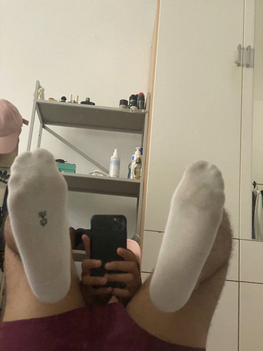 GERMANCASHMAST3's tweet photo. Just kiss and say nothing #menfeet https://t.co/YTk4vgAJ8f