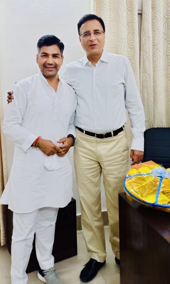 jayendra_ramola's tweet photo. अखिल भारतीय कांग्रेस कमेटी के महासचिव व कर्नाटक प्रदेश के प्रभारी नियुक्त होने पर श्री रणदीप सिंह सुरजेवाला जी को दिल्ली कार्यालय पर पहुँच कर शुभकामनाएँ दी ....@rssurjewala https://t.co/ahGMuLT0O2