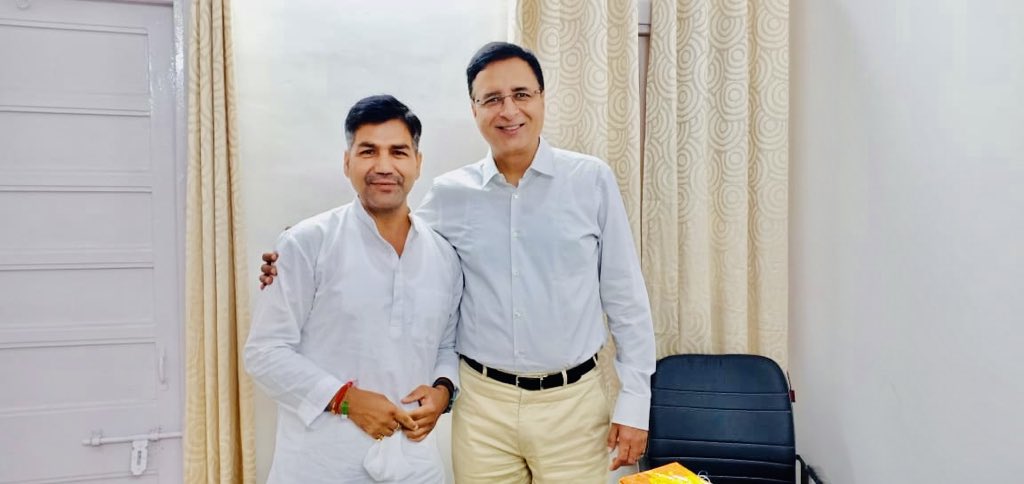 jayendra_ramola's tweet photo. अखिल भारतीय कांग्रेस कमेटी के महासचिव व कर्नाटक प्रदेश के प्रभारी नियुक्त होने पर श्री रणदीप सिंह सुरजेवाला जी को दिल्ली कार्यालय पर पहुँच कर शुभकामनाएँ दी ....@rssurjewala https://t.co/ahGMuLT0O2
