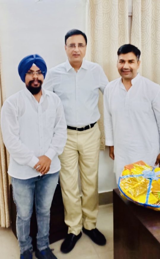 jayendra_ramola's tweet photo. अखिल भारतीय कांग्रेस कमेटी के महासचिव व कर्नाटक प्रदेश के प्रभारी नियुक्त होने पर श्री रणदीप सिंह सुरजेवाला जी को दिल्ली कार्यालय पर पहुँच कर शुभकामनाएँ दी ....@rssurjewala https://t.co/ahGMuLT0O2