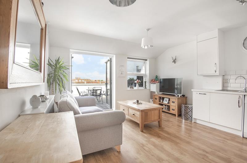 LettingsHA's tweet photo. Did you know that we offer a tailored buy-to-let service? Our years of experience in investment property means we can help you make the best decision on your biggest investment. Find out more: https://t.co/kna3xDPqR5 Pictured is a buy-to-let property in Chichester. https://t.co/oiOXP4Ge95