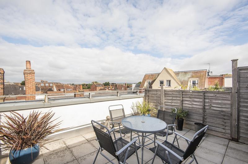 LettingsHA's tweet photo. Did you know that we offer a tailored buy-to-let service? Our years of experience in investment property means we can help you make the best decision on your biggest investment. Find out more: https://t.co/kna3xDPqR5 Pictured is a buy-to-let property in Chichester. https://t.co/oiOXP4Ge95