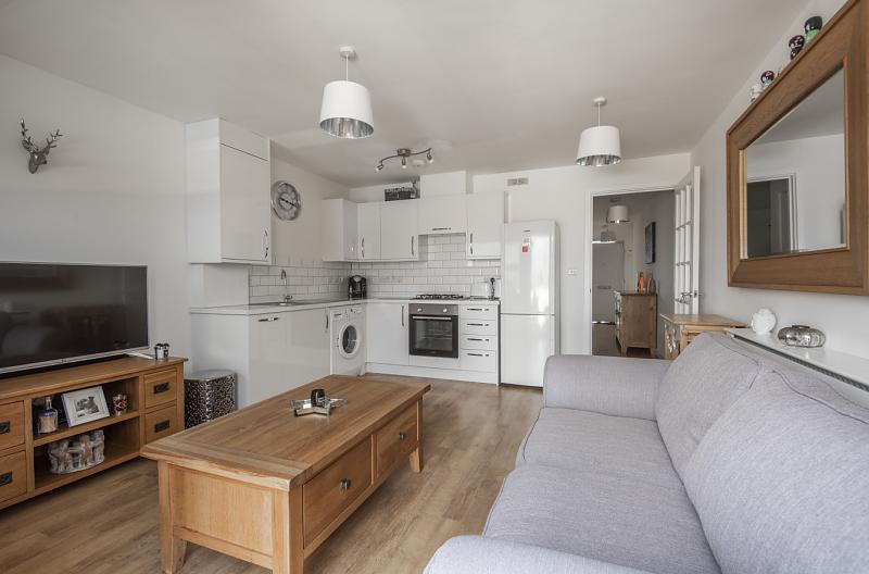 LettingsHA's tweet photo. Did you know that we offer a tailored buy-to-let service? Our years of experience in investment property means we can help you make the best decision on your biggest investment. Find out more: https://t.co/kna3xDPqR5 Pictured is a buy-to-let property in Chichester. https://t.co/oiOXP4Ge95