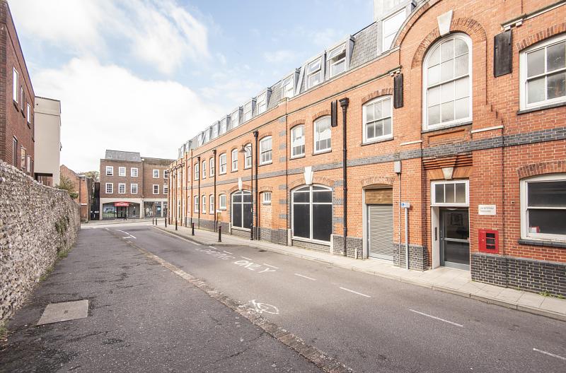 LettingsHA's tweet photo. Did you know that we offer a tailored buy-to-let service? Our years of experience in investment property means we can help you make the best decision on your biggest investment. Find out more: https://t.co/kna3xDPqR5 Pictured is a buy-to-let property in Chichester. https://t.co/oiOXP4Ge95