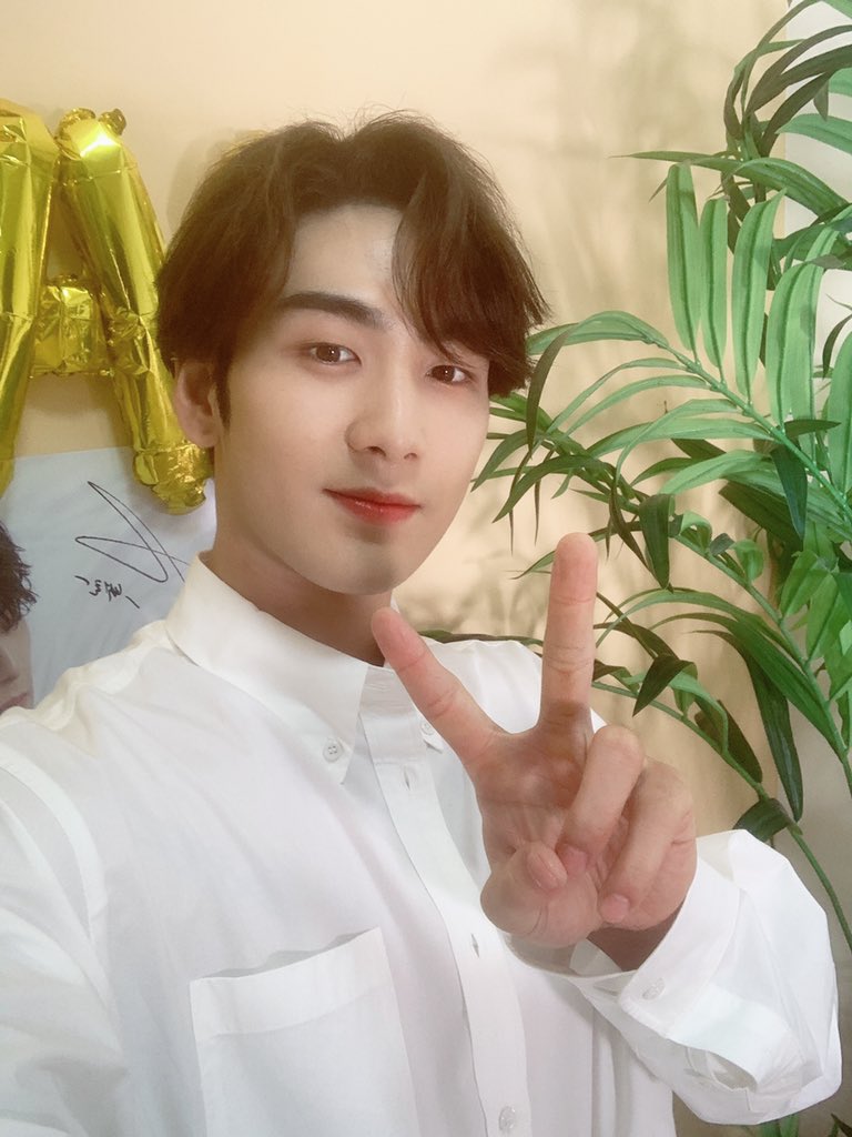 JONE_Cosmetic's tweet photo. 우당탕탕 백호의 럭키박스 만들기🎁💝 즐거우셨나요⁉️

우디배코🐯가 열심히 만든 선물들은 내일 오전 제이원 트위터를 통해 공지 될 예정입니다💕

다시보기 하면서 내일 만나요👋
⠀
👉https://t.co/wWYnVPu2EL
⠀
#백호 #BAEKHO #THEWOOD #제이원코스메틱 #JONECOSMETIC #SHAMPOO #TREATMENT https://t.co/rLK9RvIkzu