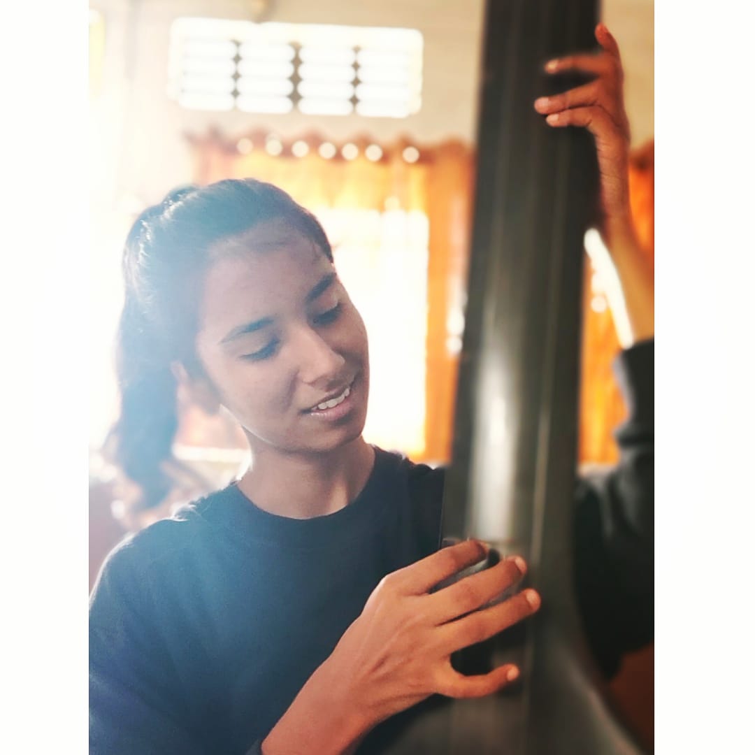poonmjha's tweet photo. Baby steps to strengthen my vocals.. #tanpura #nerdyartist #indianmusicalinstrument #100DaysOfTechWithArt https://t.co/rztY5Sl6KV