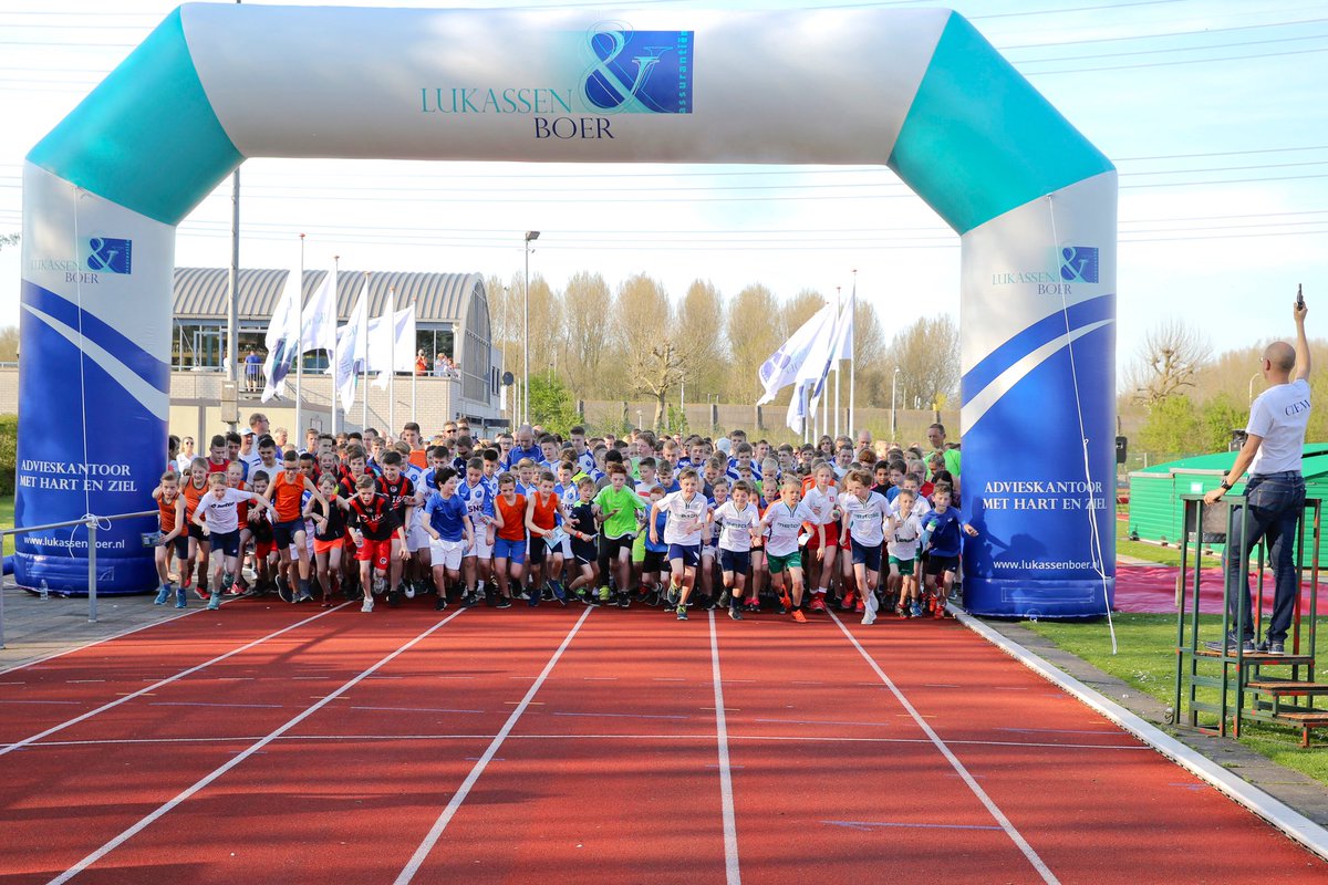 pieterpaans's tweet photo. De verenigingsrun gaat dit jaar helaas niet door maar je club krijgt exact hetzelfde bedrag als vorig jaar overgemaakt van @Lukassenboer. Een groot dank je wel voor 
jullie steun aan de verenigingen in  #papendrecht . Ondernemers en sport in verbinding! #trots #samenleving https://t.co/BKz0U3G9Sd