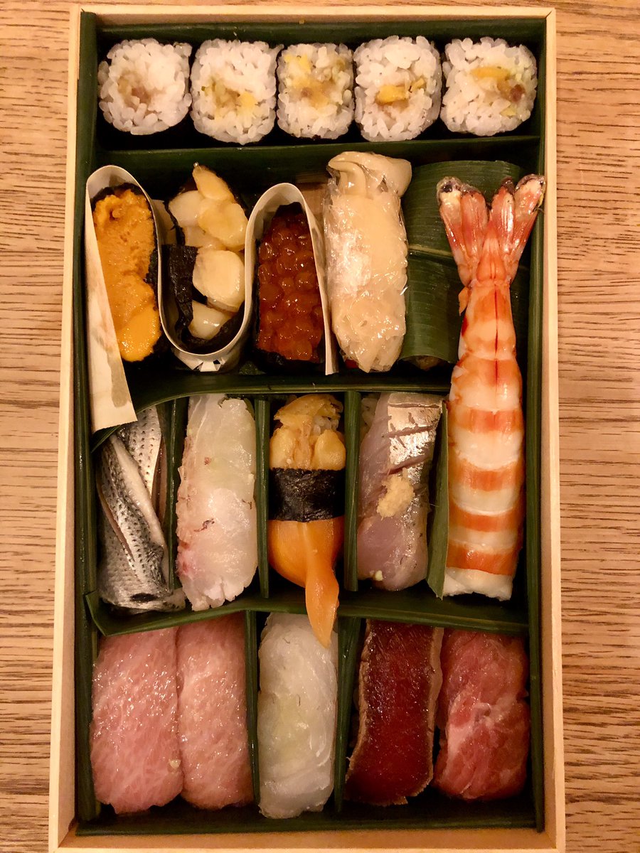 青木 純 すしがすきです 友人がお持ち帰りはじめました T Co Lynmy96od3 江戸時代に流行したお寿司の折詰です 江戸前の板前は 折詰の箱の中にお寿司と笹だけを使った小さな世界を如何に作り上げるのかを競い合いました 江戸前寿司の醍醐味を