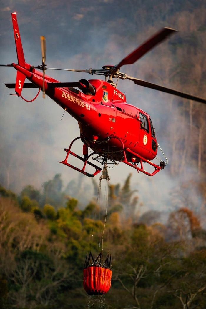 cbmerjoficial's tweet photo. O @cbmerjoficial segue atuando no combate a queimadas na Região Serrana.
🚁 Aeronaves da corporação apoiam o trabalho e já ultrapassaram 250 horas de voo.
#CBMERJ #BombeirosRJ #VerdadeirosHeróis #OperaçãoExtinctus #CBAII #RegiãoSerrana #GOA #GSFMA #6GBM #15GBM #16GBM #ABMDPII https://t.co/szUyN4vKK8