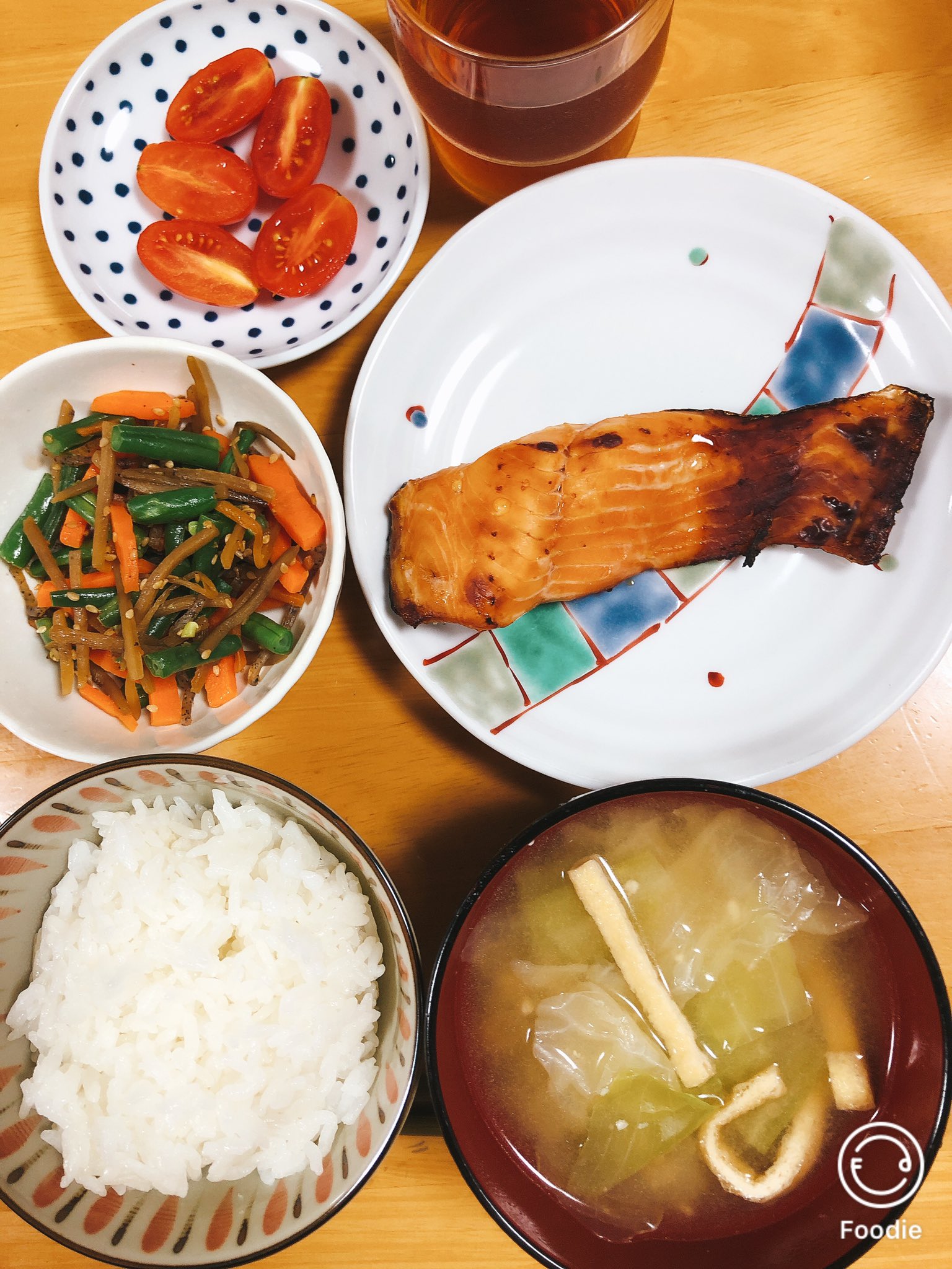 はる ゆるゆる毎日ごはん 今日のごはんは鮭のとり野菜みそ漬け定食です ごはん 味噌汁 キャベツ 薄揚げ 鮭のとり野菜みそ漬け いんげんと人参 ごぼうのきんぴら プチトマト 晩ごはん 献立 おうちごはん とり野菜みそ