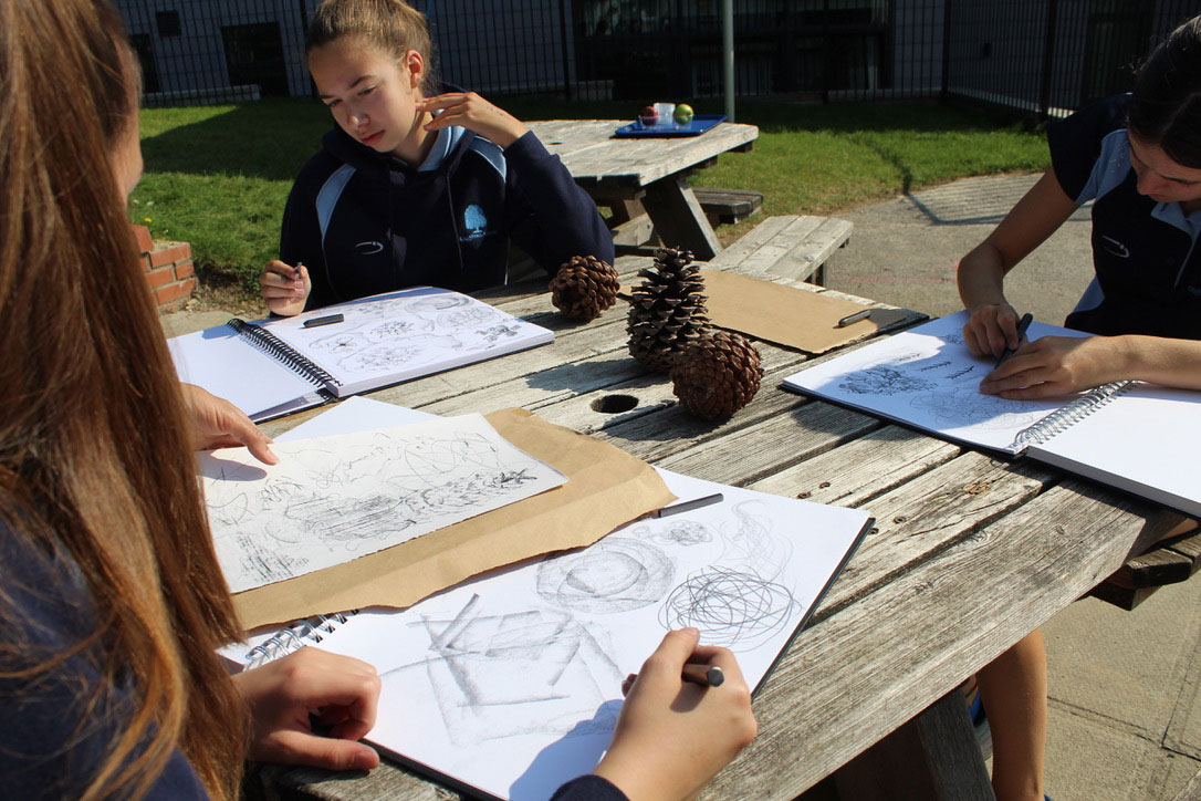 CHSArtDesign's tweet photo. Life drawing in nature. Year 10's are making the most of the sunshine today and honing their still life drawing skills today at Maple Court. @CHSMoulsford https://t.co/KtWd6JHRId