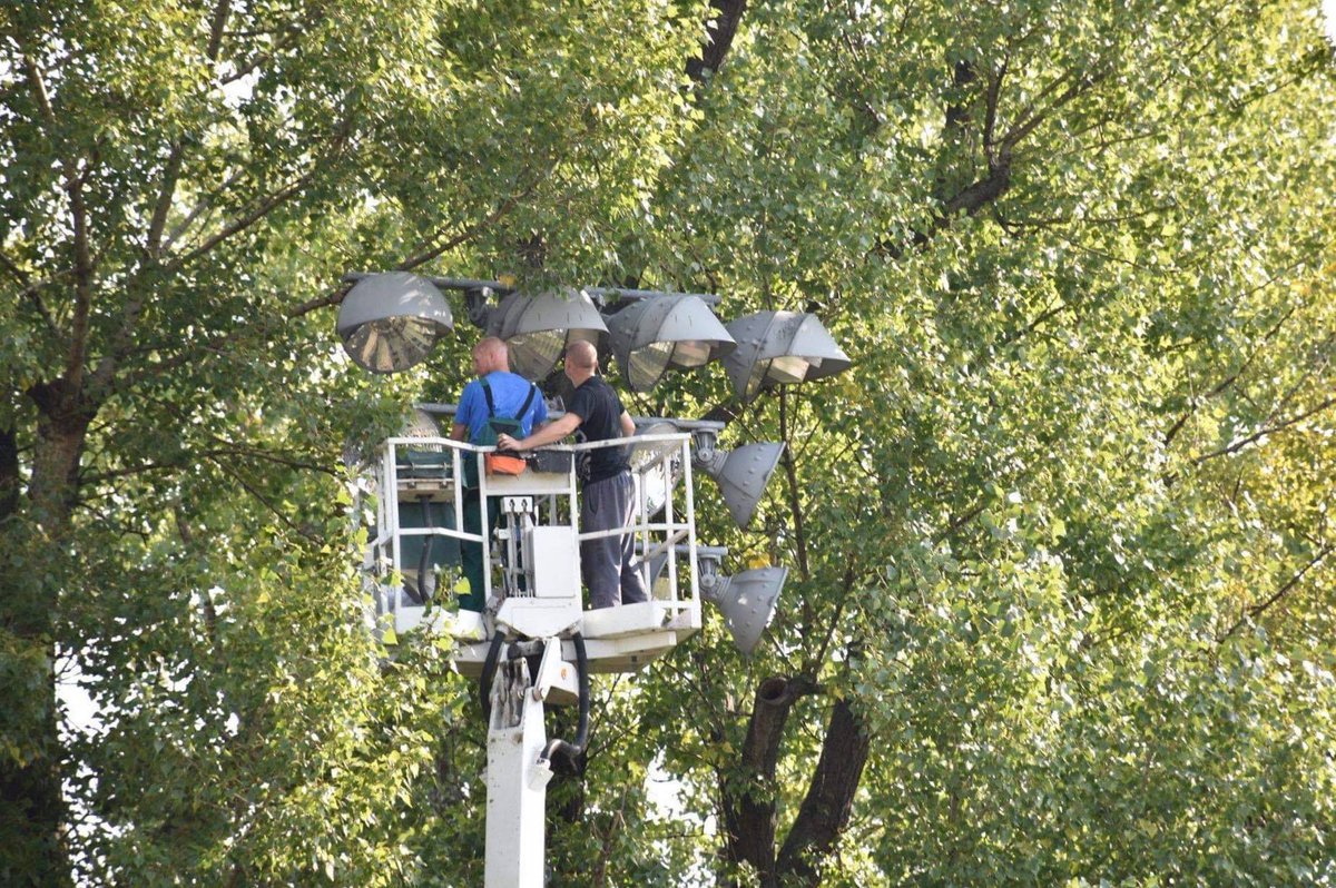 UD_PragaPolnoc's tweet photo. Na boisku #DOSiR przy Kawęczyńskiej 4⃣4⃣ trwa demontaż starych lamp. W najbliższych dniach na słupach zamontowane zostanie nowe LEDowe, bardziej wydajne i oszczędne oświetlenie💡.
@AKTYWNAWARSZAWA @warszawa #LED https://t.co/3nxEhVHQ8Y