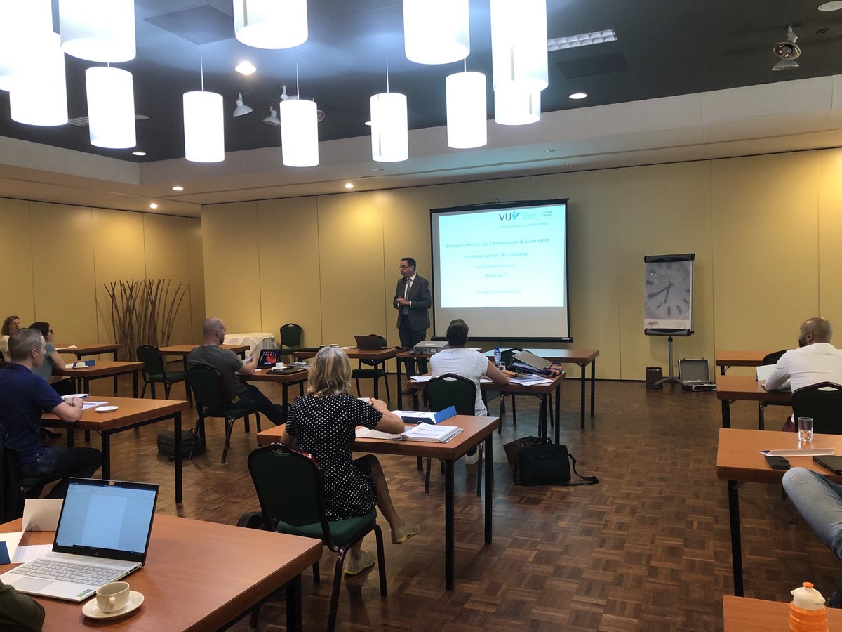 ZijlstraCenter's tweet image. Een hartelijk welkom door opleidingsdirecteur ⁦@TjerkBudding⁩ voor de nieuwe lichting CPC studenten. Deze keer niet op de ⁦@VUamsterdam⁩, maar we zijn blij dat we elkaar weer ‘fysiek’ op deze alternatieve locatie in Amersfoort kunnen treffen! #CPC #publiccontrol