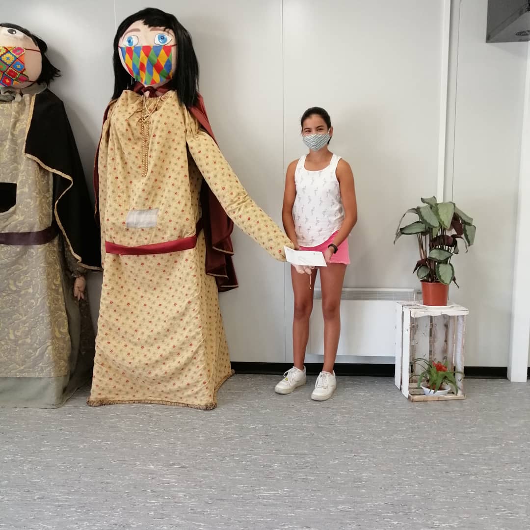 InsAlpicat's tweet photo. Paula de 2n i Laia de 4t reben el premi del concurs de Logos per a la Campanya "Alpicat és Qualitat", organitzada per l'Ajuntament d'Alpicat, de la mà dels nostres ajudants, Salvador i Serafina Esperança. https://t.co/vU6Gcv4jEf