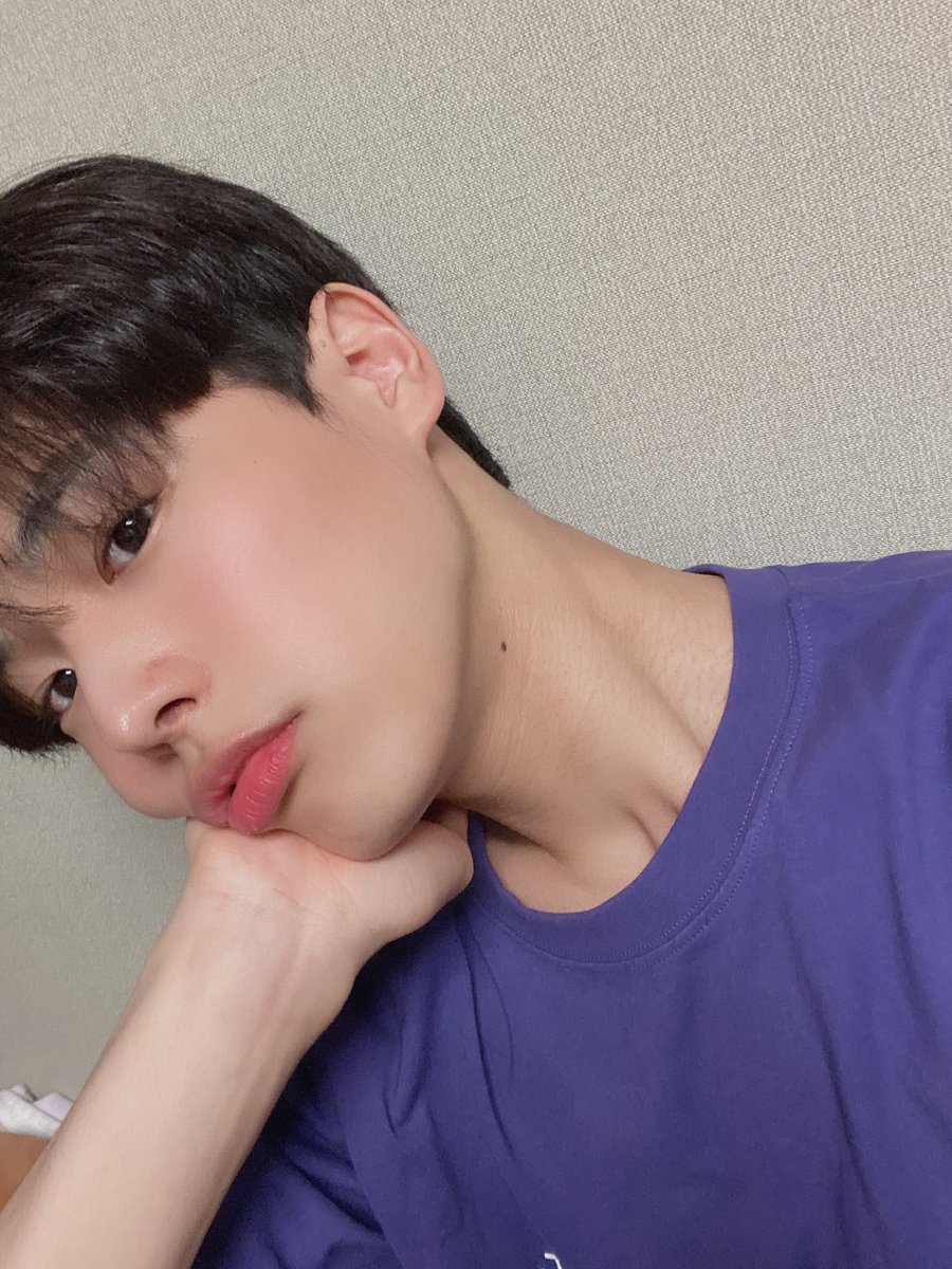 NewWorld_VICTON's tweet photo. [#병찬] 얼굴이 왜이리 빨갛디..?🍎 https://t.co/nVPpmvUxfI