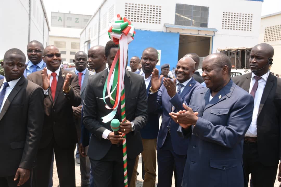 Bujaprov2025's tweet photo. #Burundi l'usine #FOMI a offert à S.E le président de la République un don fait de 30 tonnes de fertilisants, 30 tonnes de chaux et trois génisses. https://t.co/5Yxesvkh5R