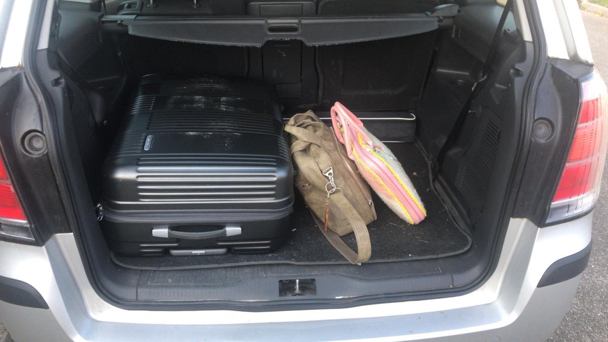 12 VR brillen, banner, laptop, ipad, jbl boxje en sinds vandaag ook een remote voor de presentatie om lekker vlot door de workshop te klikken. En met veel zin! Op naar Christelijke Hogeschool Ede om daar over psychose te vertellen aan 2 groepen studenten 💫vrdeverwardeman.nl