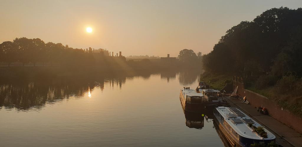 MattD74's tweet image. View from Hampton Court Bridge this morning @AboutTD @SurreyPic