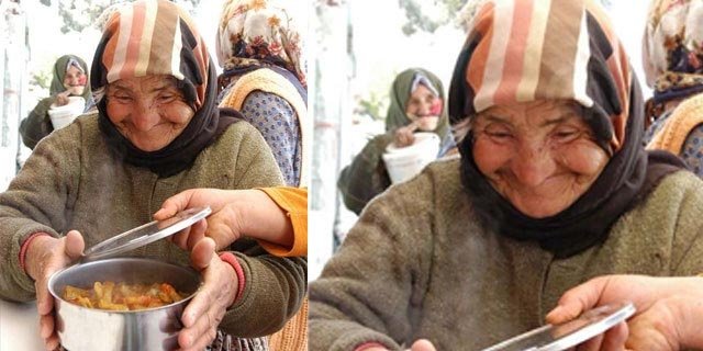 Help_Mazlum1's tweet photo. Diyarbakır'da yirmiden fazla lokanta,her gece müşteri bittikten  sonra artan yiyecekleri paketleyip motorlu kuryeler aracılığıyla sokakta yaşayanlara ve muhtaç ailelere gizlice dağıttırıyorlarmış.Bu güzel olay 93' te beş lokantayla başlamış, sonra kendiliğinden organize olmuş👏 https://t.co/P6wtEmcpx0