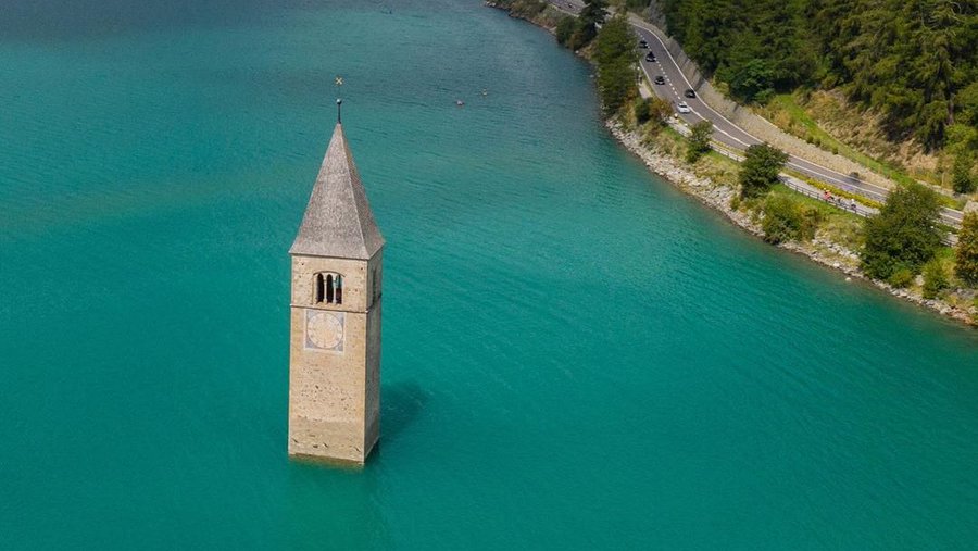 In Südtirol findet man magische Motive wie den versunkenen Kirchturm im Reschensee, ein Wahrzeichen und Must-Visit im Vintschgau. 👉 suedtirol.info/de/regionen/vi…
#reisenachitalien #alleswaswirlieben <a href="/suedtirol_info/">Südtirol | Alto Adige | South Tyrol</a> 

📷IG Markdimark