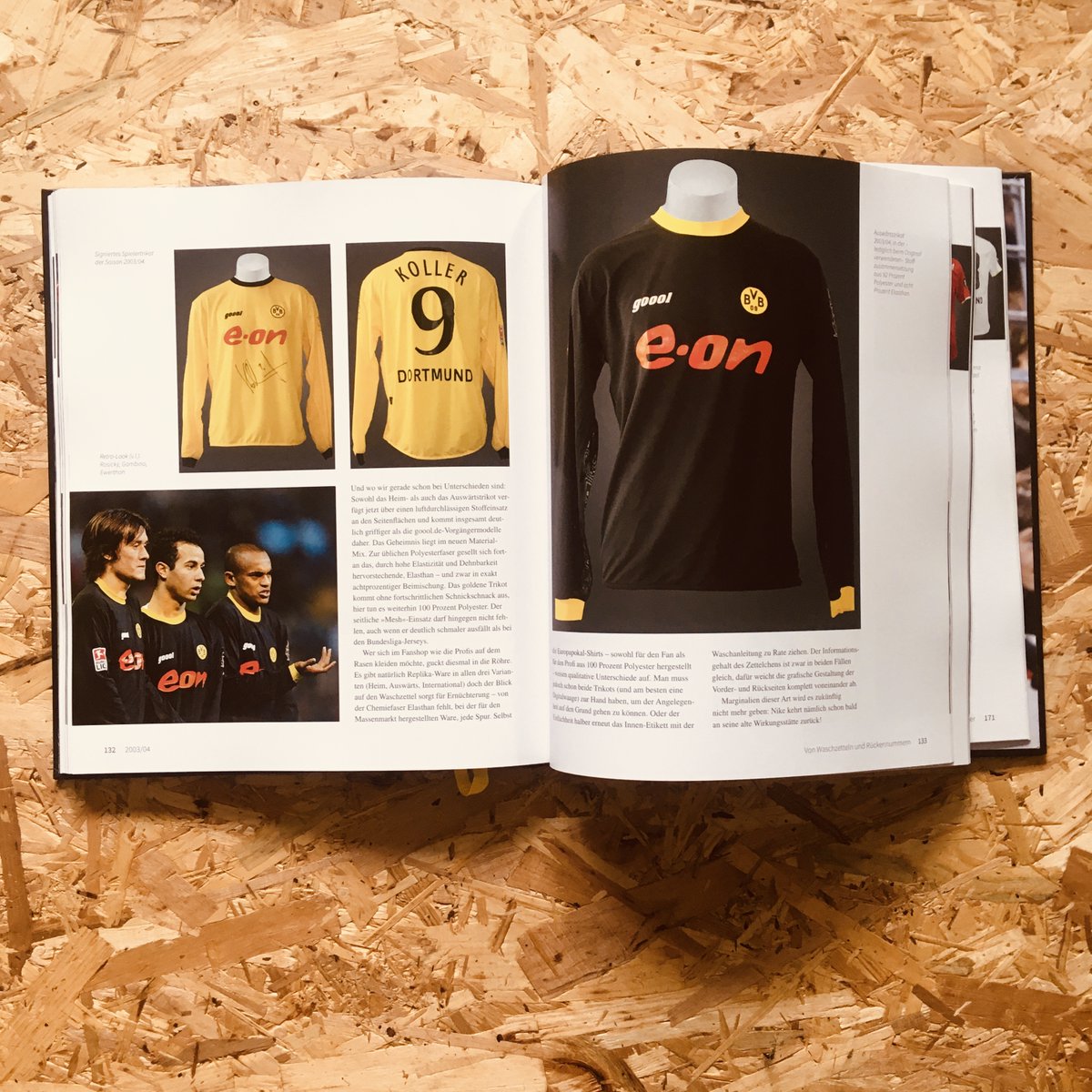 StanchionBooks's tweet photo. 🟡⚫ We've still got copies of  THE SHIRT STORY OF BORUSSIA DORTMUND by Marc Steinert - a German-language pictorial history of the famous black and yellow shirt.

🔗 https://t.co/TzrnspM0Ty https://t.co/wCsgXZxFZu