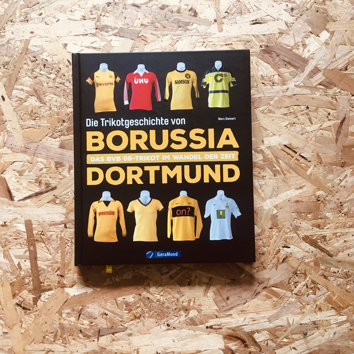 StanchionBooks's tweet photo. 🟡⚫ We've still got copies of  THE SHIRT STORY OF BORUSSIA DORTMUND by Marc Steinert - a German-language pictorial history of the famous black and yellow shirt.

🔗 https://t.co/TzrnspM0Ty https://t.co/wCsgXZxFZu