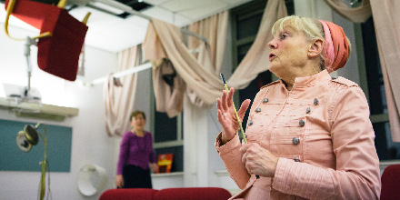 KOOdenhaag's tweet photo. Het hele jaar door kunnen senioren bij ons terecht voor cursussen in diverse kunstdisciplines: van saxofoon tot klarinetles en van keramiek tot improvisatietheater. Bekijk het volledige aanbod op https://t.co/RDSOPh699S

#nationaleouderendag #kunstlessen #kunstvoorouderen https://t.co/idG5ryNvYS