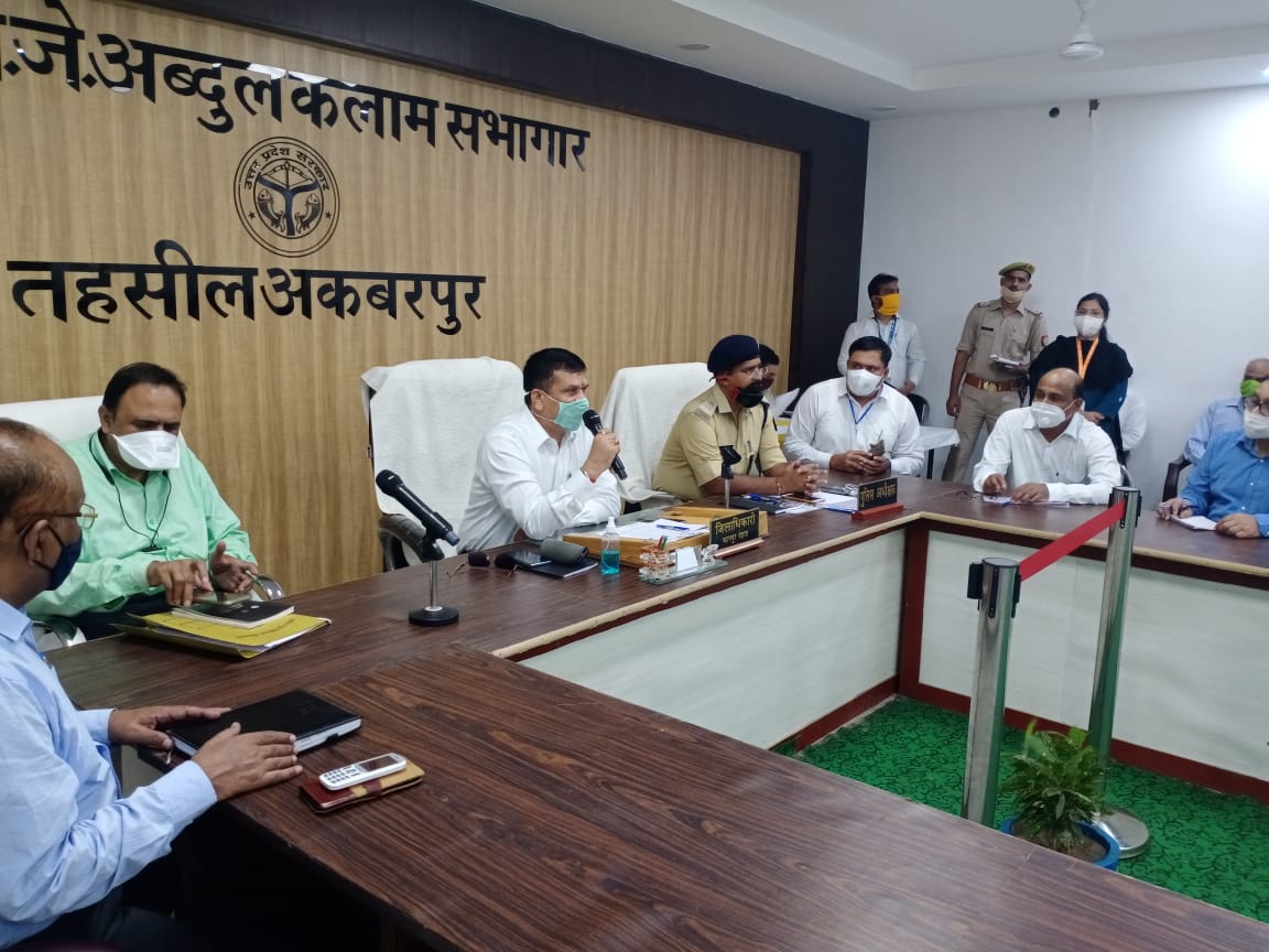 DMKanpurDehat's tweet photo. जनपद कानपुर देहात जिलाधिकारी डॉ दिनेश चंद्र व पुलिस अधीक्षक केशव कुमार चौधरी अकबरपुर तहसील संपूर्ण समाधान दिवस पर  फरियादियों की समस्याएं सुनते हुए...
@UPGovt 
@CMOfficeUP 
@ChiefSecyUP 
@InfoDeptUP 
@CommissionerKnp https://t.co/RsS6qrBMpx