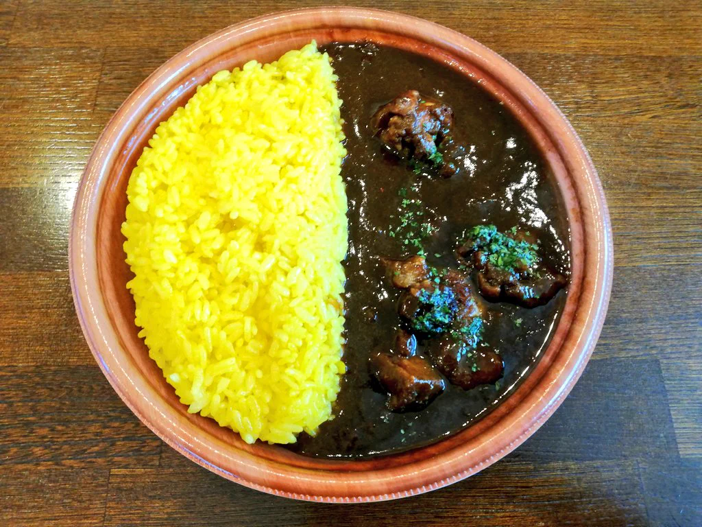 セブンイレブンのカレーがとてもおいしそう。スパイスが効いていて、食べ応えのあるチキンが入ったおいしそうな一品。