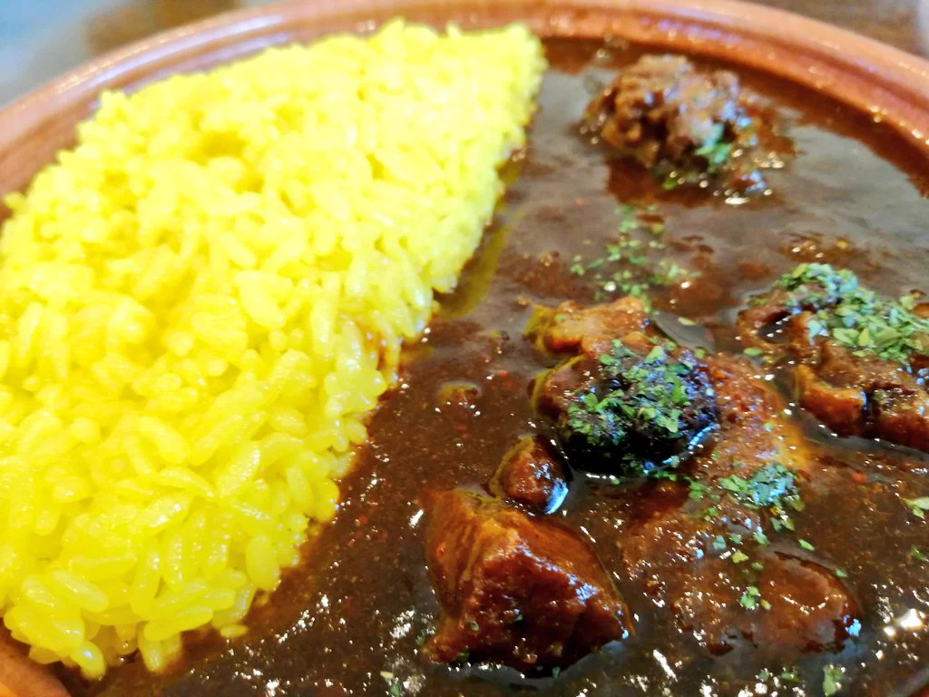 セブンイレブンのカレーがとてもおいしそう。スパイスが効いていて、食べ応えのあるチキンが入ったおいしそうな一品。