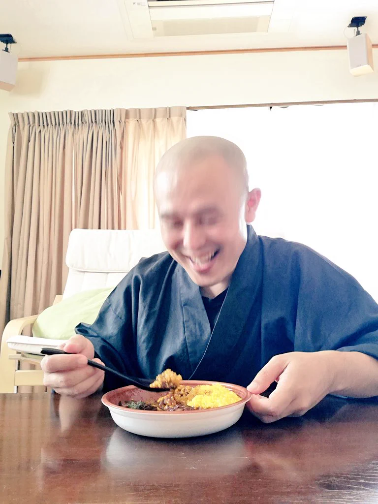 セブンイレブンのカレーがとてもおいしそう。スパイスが効いていて、食べ応えのあるチキンが入ったおいしそうな一品。