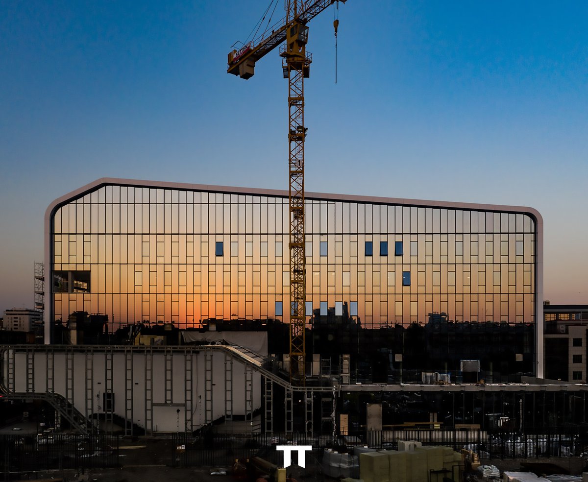 SettenGenesio's tweet photo. TRAMONTI DI CANTIERE
SUNSET OVER THE SITE
ICS Milan International School 
#wearebuilders https://t.co/02t7GBCBXA