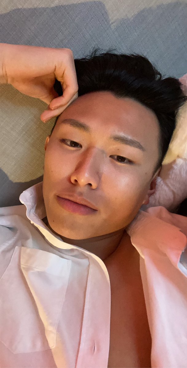 lifewfash's tweet photo. Currently laying in bed https://t.co/tgKJZmpskI