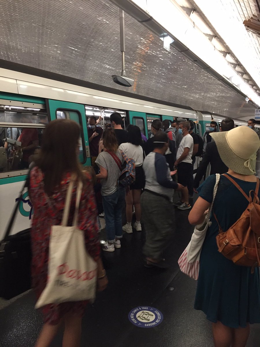 s2pierrepont's tweet photo. Encore un exemple de distanciation sociale à géométrie variable, à 8h, ligne 13. Je multiplie les risques auprès de mes collègues et mes parents âgés alors qu’eux-mêmes prennent toutes les précautions possibles. Ça me fout en rage !
#COVID19 @hamonjeanpaul https://t.co/gp5iTdoRxh