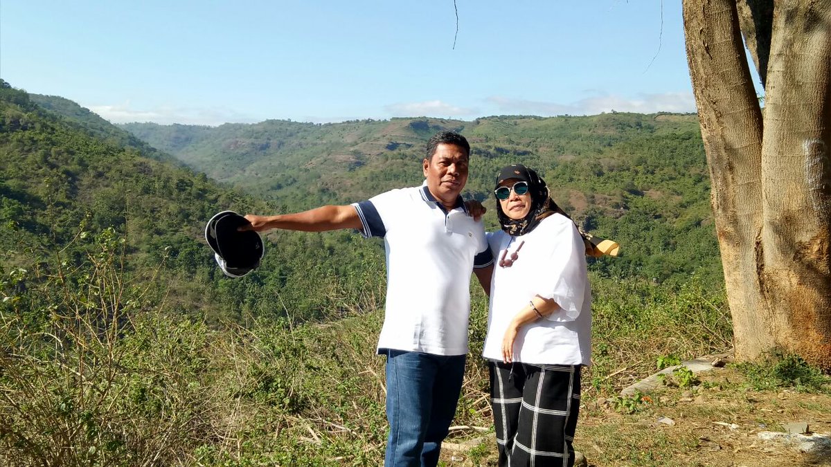 WORA Desa kecil diujung timur Pulau Sumbawa, memang tak menawarkan kehidupan yang serba lengkap. Lapangan kerja terbatas, listrik belum merata distribusinya, signal HP pun mati-nyala. Namun kehidupan desa yang sederhana itu justru membuat diri kita begitu merindu