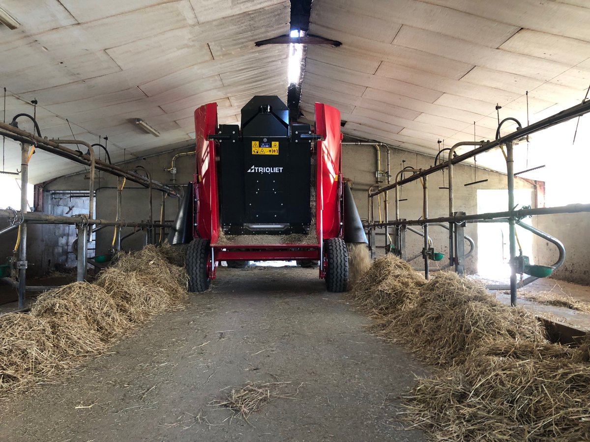 TriolietFR's tweet photo. Mise en route d'une mélangeuse-autochargeuse Gigant 900 M à Tramayes dans le département Saône-et-Loire (71)
Machine vendue par concessionnaire Ets. Rave à Champlecy. 
La Trioliet Gigant est une machine compacte et maniable. Désiler , mélanger et distribuer avec un seul tracteur https://t.co/VI2qfECWHe