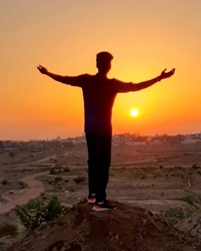 surajs_official's tweet photo. I love sunrises and sunsets. But what I really love is the space that I have in-between them to do something incredible.
By- @surajs_official
Tag. #daygoalswithsuraj #ViratOnCareers
#modiwithnature #TuesdayThoughts https://t.co/EAynnzygyY