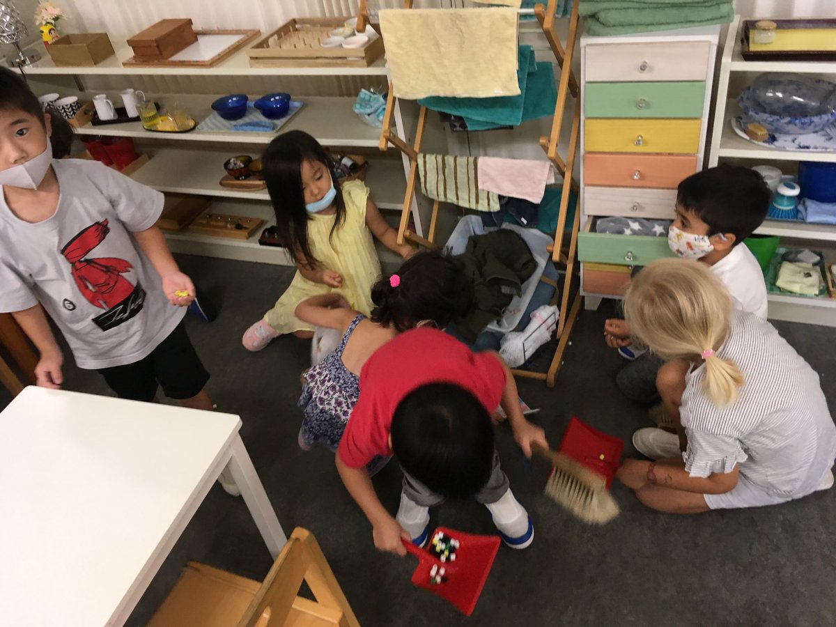 MSTokyoCedar's tweet photo. We had the first big spill of beads for the year - eager helpers all around! #MSTkindness #MSTsunshine https://t.co/WwMshhbhFW