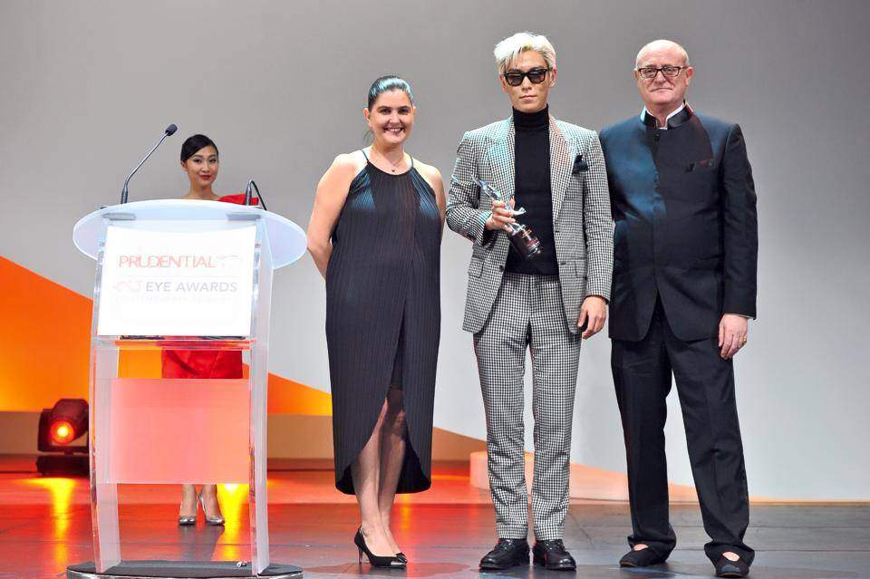 It was because of his love for art & design that he won the Visual Culture Award at the Prudential Eye Awards in SG. "Ciclitira explained that Choi was chosen because of the influence he has on the young generation in Asia with his passion for modern art, design, and music."