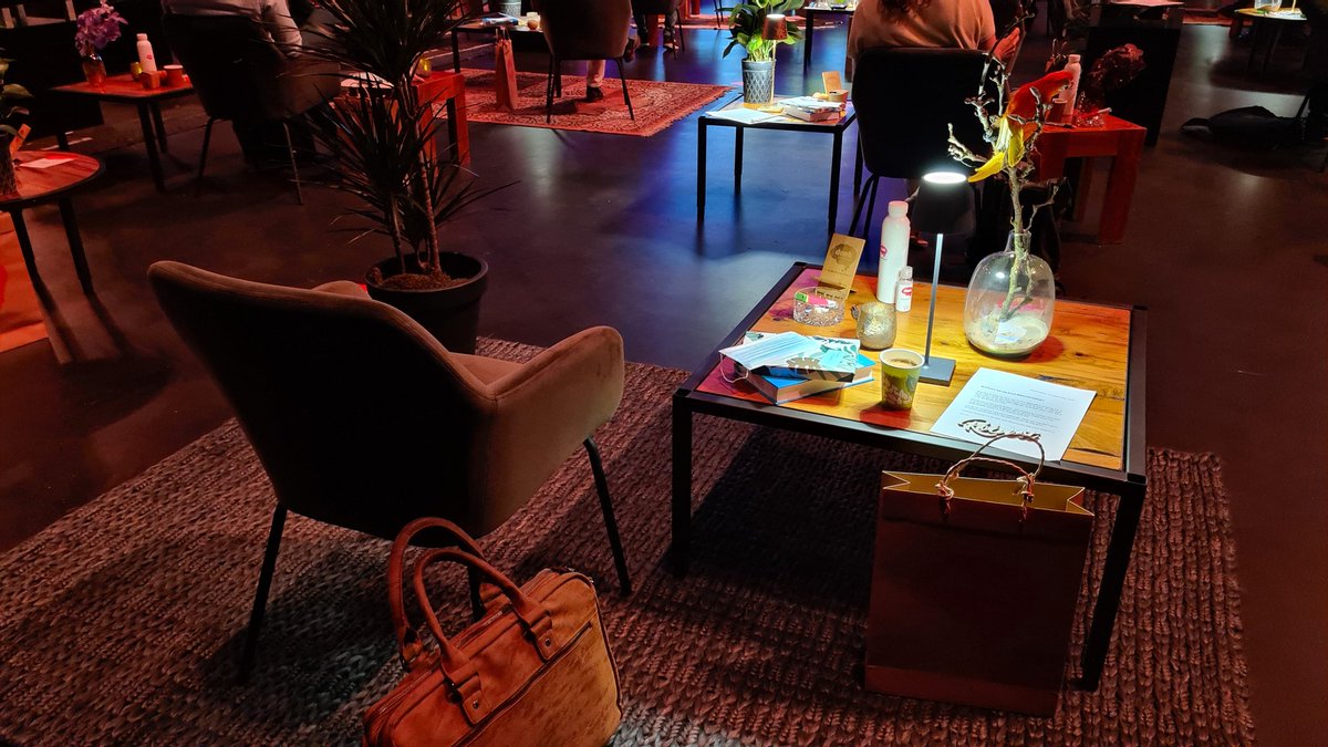 Seminars nieuwe stijl! Fantastisch aangeklede zaal, keurig op 1,5 meter <a href="/DenkProducties/">DenkProducties</a> 'Verbaal meesterschap' met <a href="/RemcoClaassen/">Remco Claassen</a>