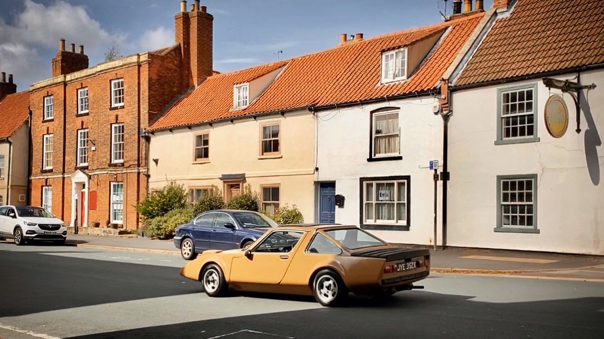 Shining a bit of light in suburbia.

Serious question: Why are modern roads generally so devoid of anything remotely interesting?!

Drive those classics! 🙌🏻

#ClanCrusader 🤎