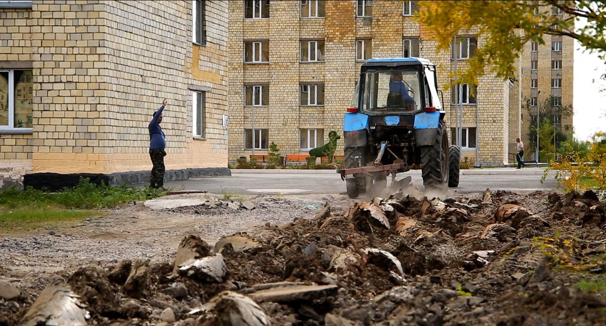 press_ksu's tweet photo. Бүгінде академик Е.А. Бөкетов атындағы Қарағанды университетінің тұрғын үй-тұрмыстық кешені аумағында газон шөптерін отырғызу жұмыстары қызу жүріп жатыр. https://t.co/iRAaEYEbFy