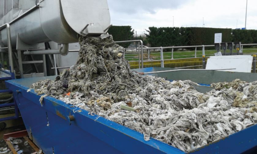Veolia_Castilla's tweet photo. 📣 #Sabíasque: Las #toallitas #mascarillas, … desechadas en el inodoro pueden bloquear las #tuberías de aguas residuales y las plantas de tratamiento, dificultando el trabajo de los equipos.
Los residuos:
☑️ a la papelera
❌ no al inodoro. 
#CuidemosElMedioAmbiente https://t.co/GuT5q9kDcP