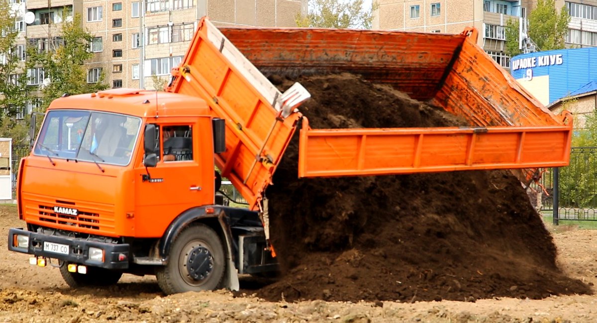 Бүгінде академик Е.А. Бөкетов атындағы Қарағанды университетінің тұрғын үй-тұрмыстық кешені аумағында газон шөптерін отырғызу жұмыстары қызу жүріп жатыр.