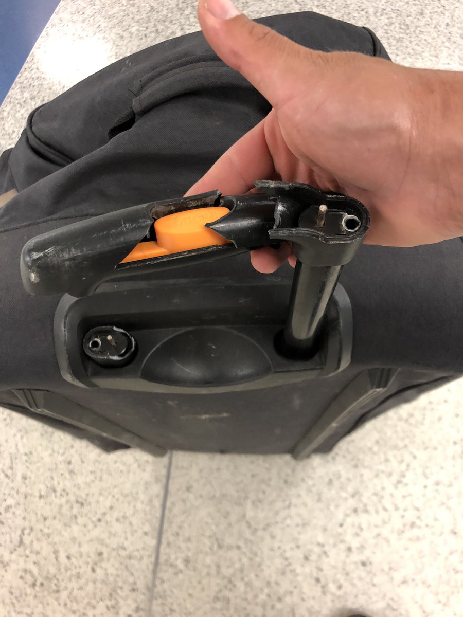 LOUUBA's tweet photo. @AmericanAir para esto paga uno !? deberían cuidar las maletas de sus clientes #wtf quien va a pagar por esto?? https://t.co/1016IGKGKE