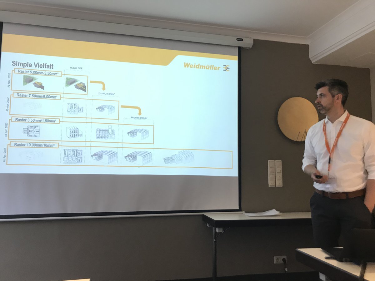 DesignElektr's tweet photo. Auf der Pressekonferenz von @Weidmueller präsentiert Johann Klippenstein das neue Snap-in-System #Omnimate 4.0. #connectivity #iiot https://t.co/AEoF6QuuaW